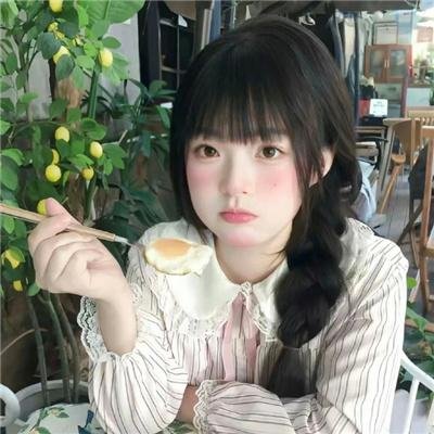 背后的她,眼前的我
